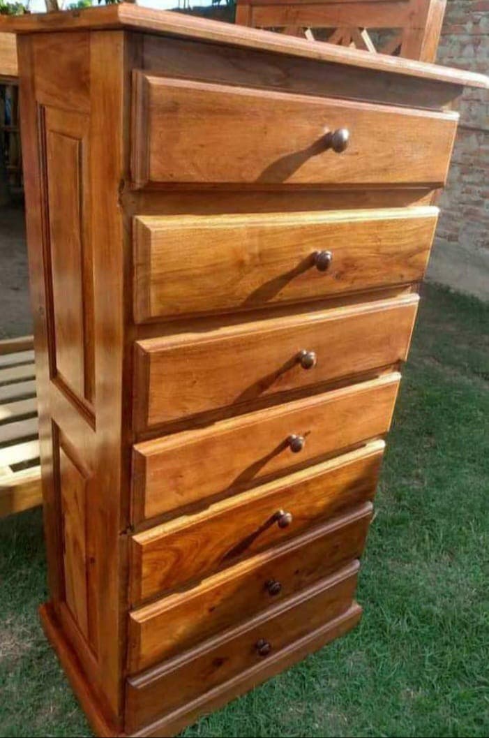 Chifonier de Algarrobo Macizo con Cajones Verticales 1