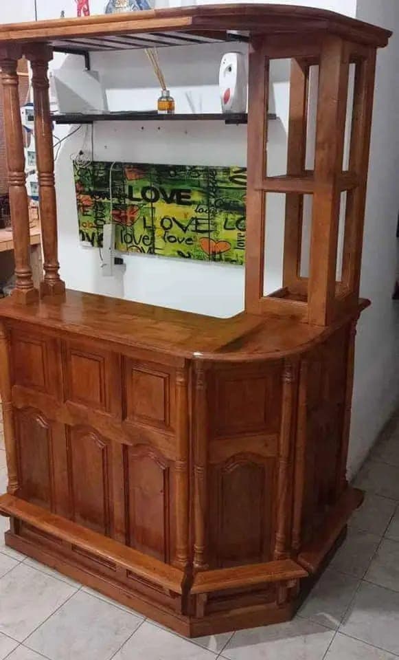 Bar Curvo de Algarrobo Macizo para Living 3
