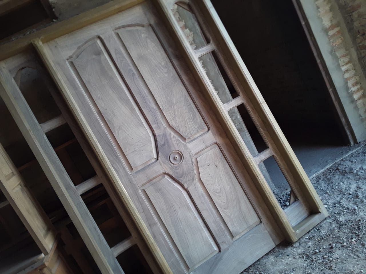 Puerta de Madera Maciza con Marco y Lateral de Vidrio 1